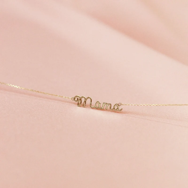 Collar Mamá Caligrafía de Oro 9K con Nombre Grabado