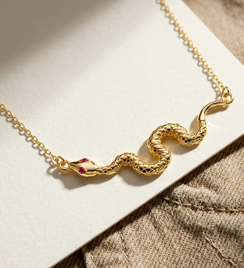Pendentif motif serpent yeux zirconia rouge – Or jaune 18 carats | Azuline