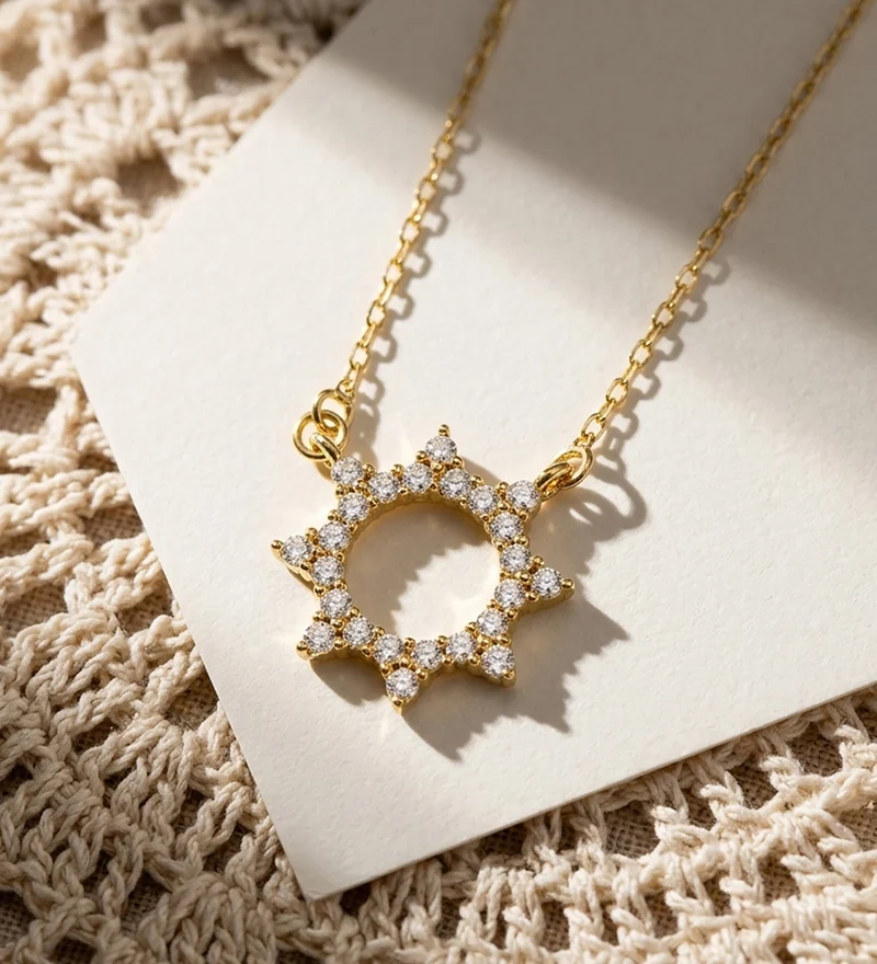 Collier pendentif soleil – Or jaune 18 carats | Azuline