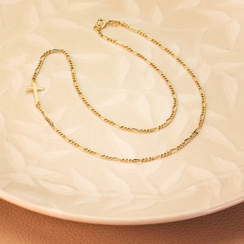 Collier Croix Chaîne Figaro – Or jaune 18 carats | Azuline