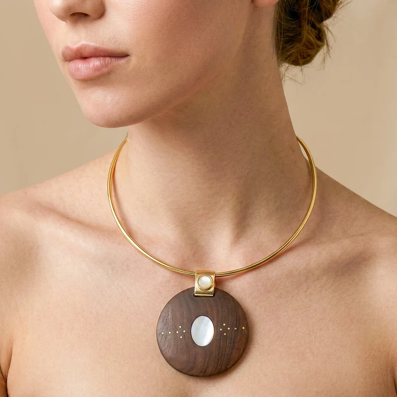 Collier Nature Bijoux Oman Torque Pendentif Rond Bois et Nacre