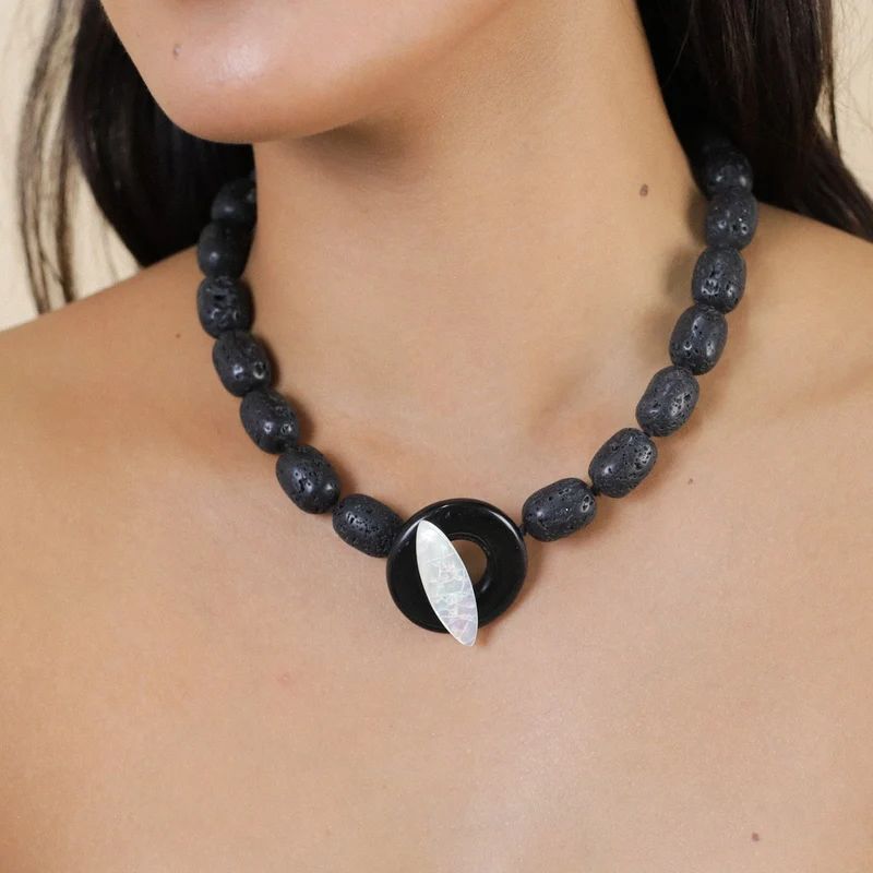Collier Nature Bijoux Volcan Perles Ovales et Fermoir Nacre et Corne