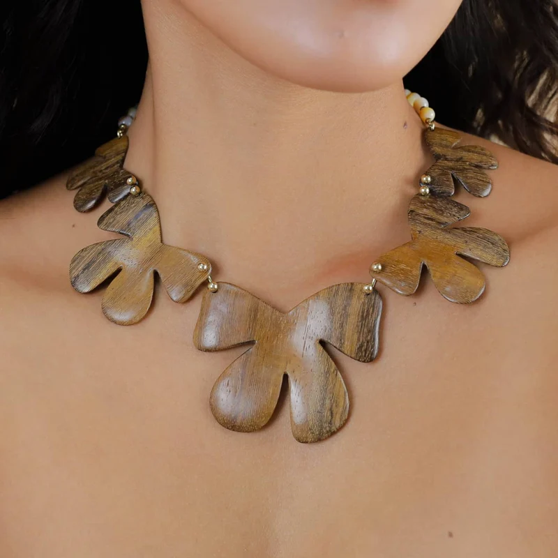 Collier Nature Bijoux Fioria Plastron 5 Fleur en Bois de Roblès