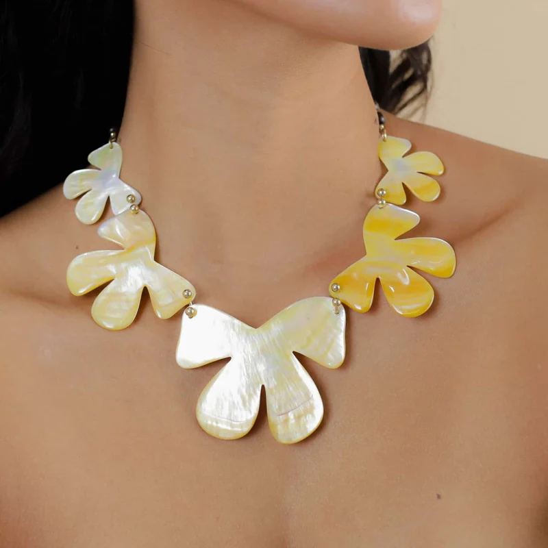Collier Nature Bijoux Fioria Plastron 5 Fleurs Nacre Dorée