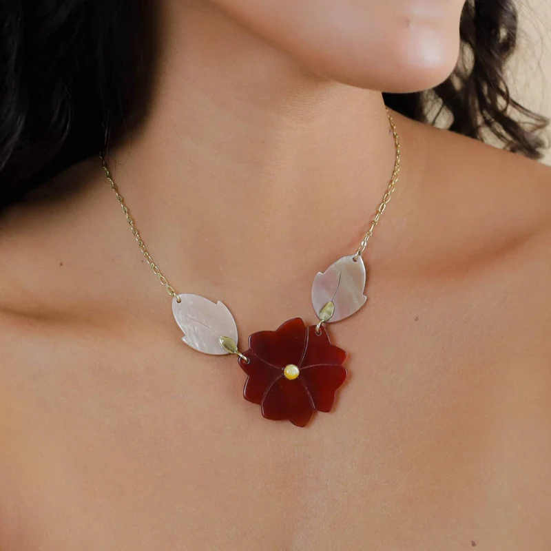 Collier Nature Bijoux Son Jardin 3 éléments fleur rouge et feuille nacre brune
