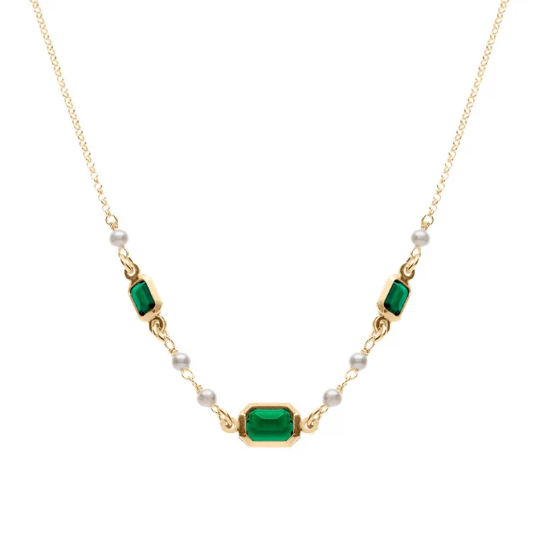 Collier rectangulaire serti d’oxydes verts rectangulaires et perles blanches imitation – Argent 925 doré | Azuline