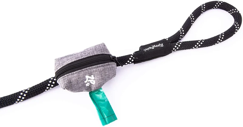 ZippyPaws Accesorio con bolsas para los desechos de tu perro, se ubica en la correa