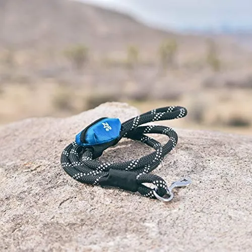 ZippyPaws Accesorio con bolsas para los desechos de tu perro, se ubica en la correa