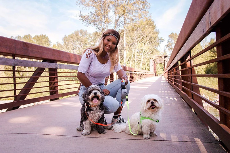 Correa doble retráctil para perros Wigzi, para 2 perros de hasta 50 lb cada uno
