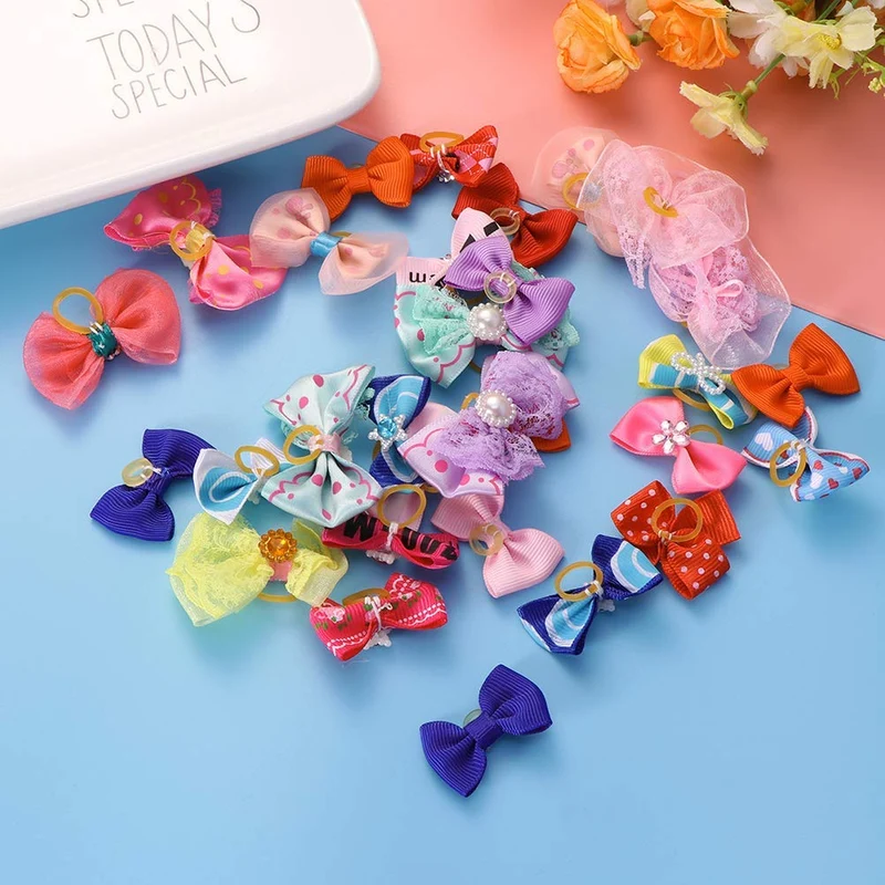 POPETPOP 50 lazos para perro con bandas de goma, para mascotas, gatos, perros, lazos para el pelo, cuentas de diamantes de imitación, flores, topknot cachorros (color mixto)