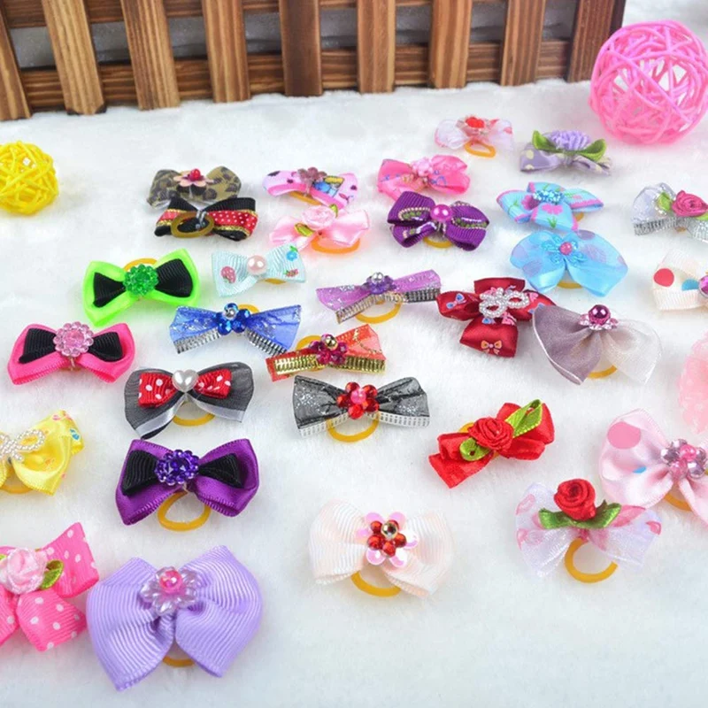 POPETPOP 50 lazos para perro con bandas de goma, para mascotas, gatos, perros, lazos para el pelo, cuentas de diamantes de imitación, flores, topknot cachorros (color mixto)