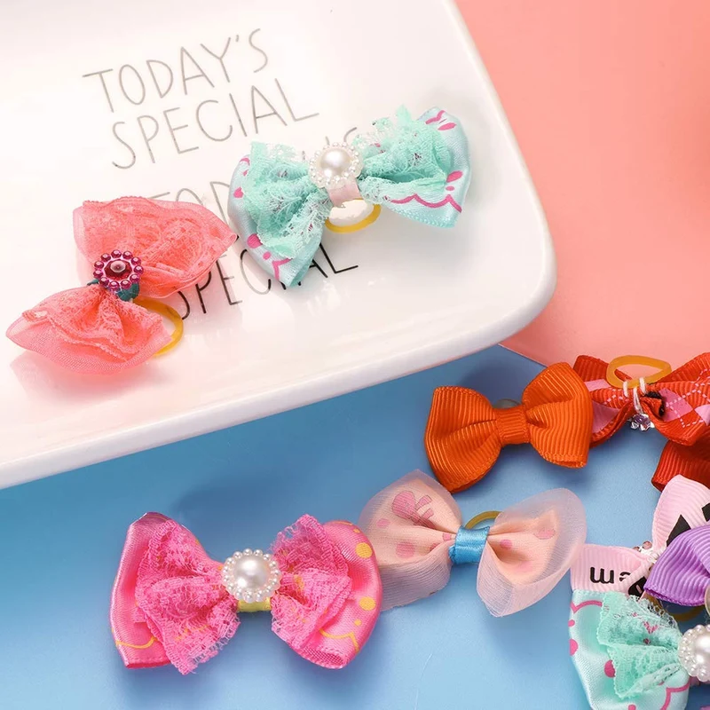 POPETPOP 50 lazos para perro con bandas de goma, para mascotas, gatos, perros, lazos para el pelo, cuentas de diamantes de imitación, flores, topknot cachorros (color mixto)