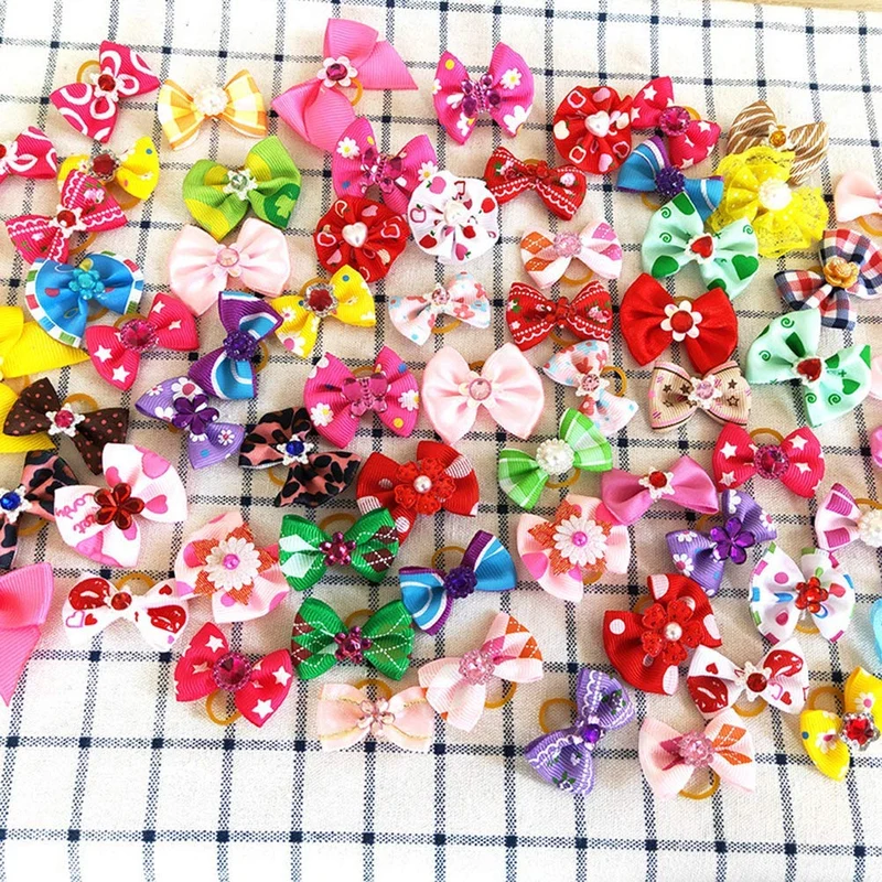 POPETPOP 50 lazos para perro con bandas de goma, para mascotas, gatos, perros, lazos para el pelo, cuentas de diamantes de imitación, flores, topknot cachorros (color mixto)
