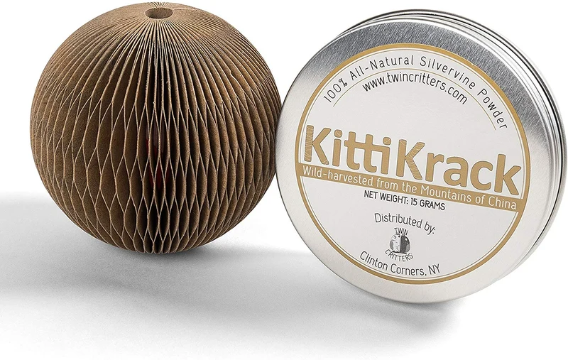 Rascador para gatos de juguete de bolas con zacate gatera silivervine – kittiwhack por twincritters
