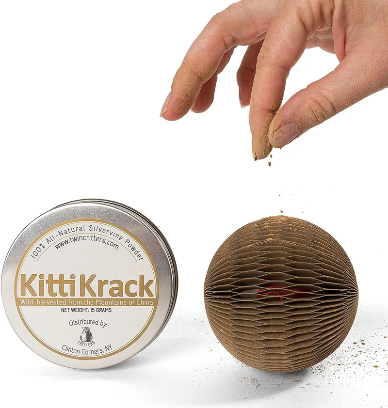 Rascador para gatos de juguete de bolas con zacate gatera silivervine – kittiwhack por twincritters