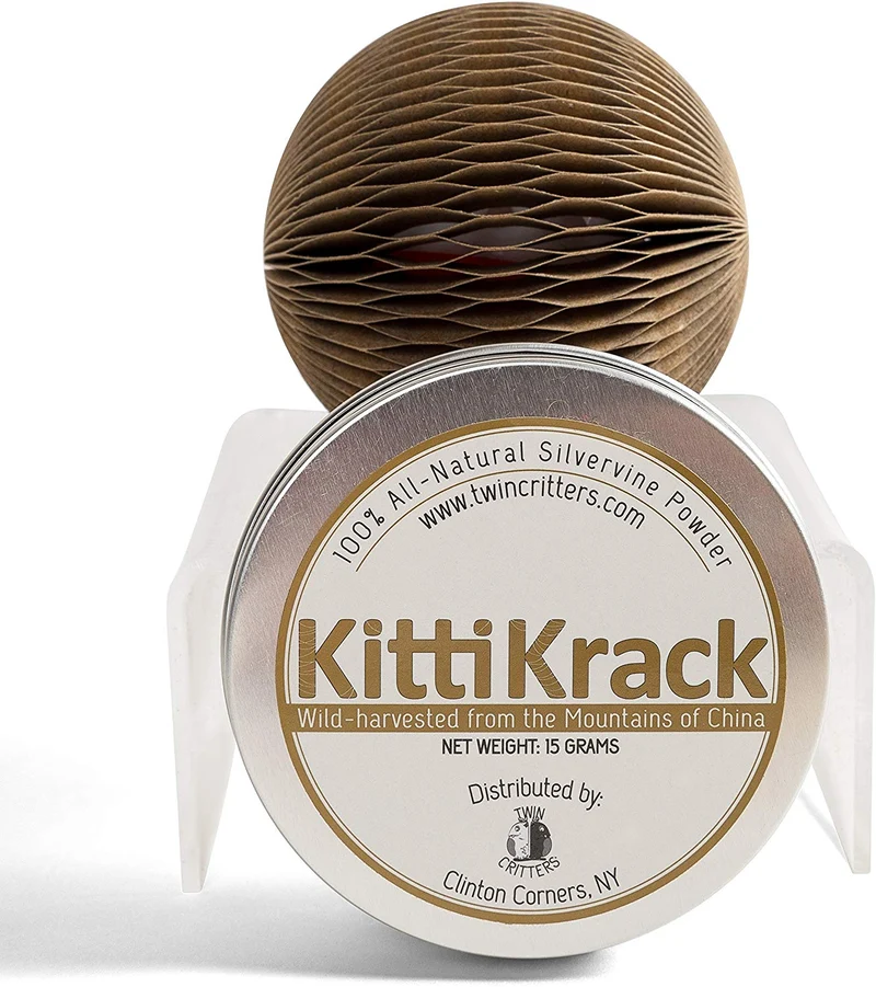 Rascador para gatos de juguete de bolas con zacate gatera silivervine – kittiwhack por twincritters