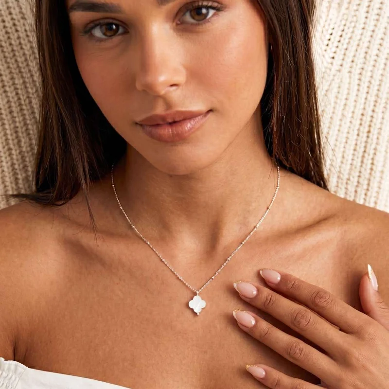 Collar Trébol Blanco