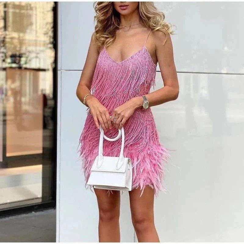 Robe de cocktail élégante avec sequins et plumes