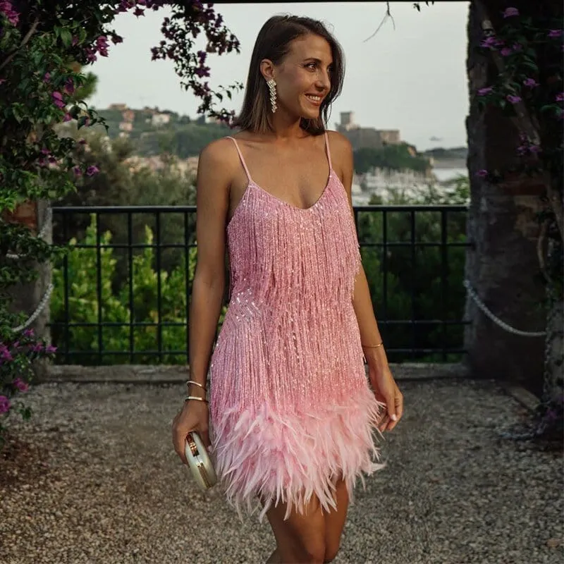 Robe de cocktail élégante avec sequins et plumes