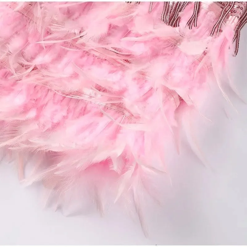 Robe de cocktail élégante avec sequins et plumes
