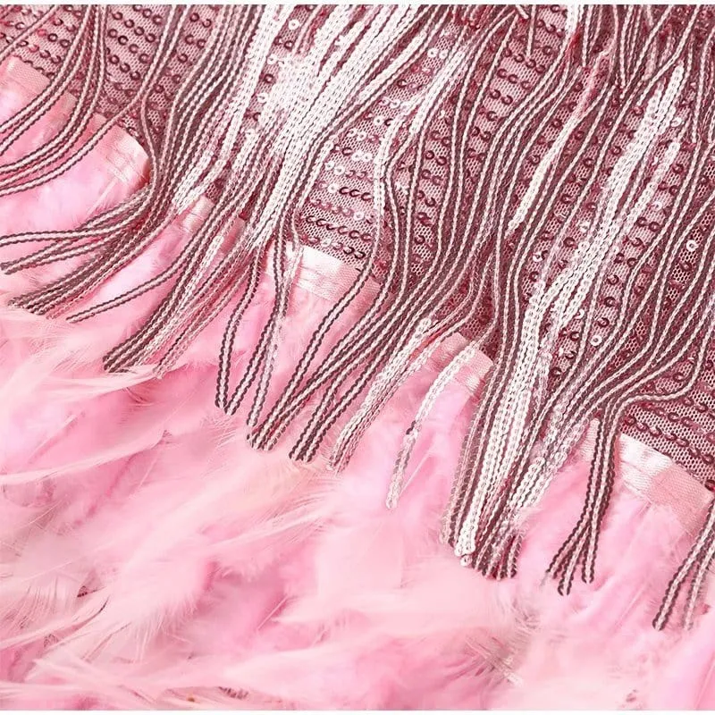 Robe de cocktail élégante avec sequins et plumes