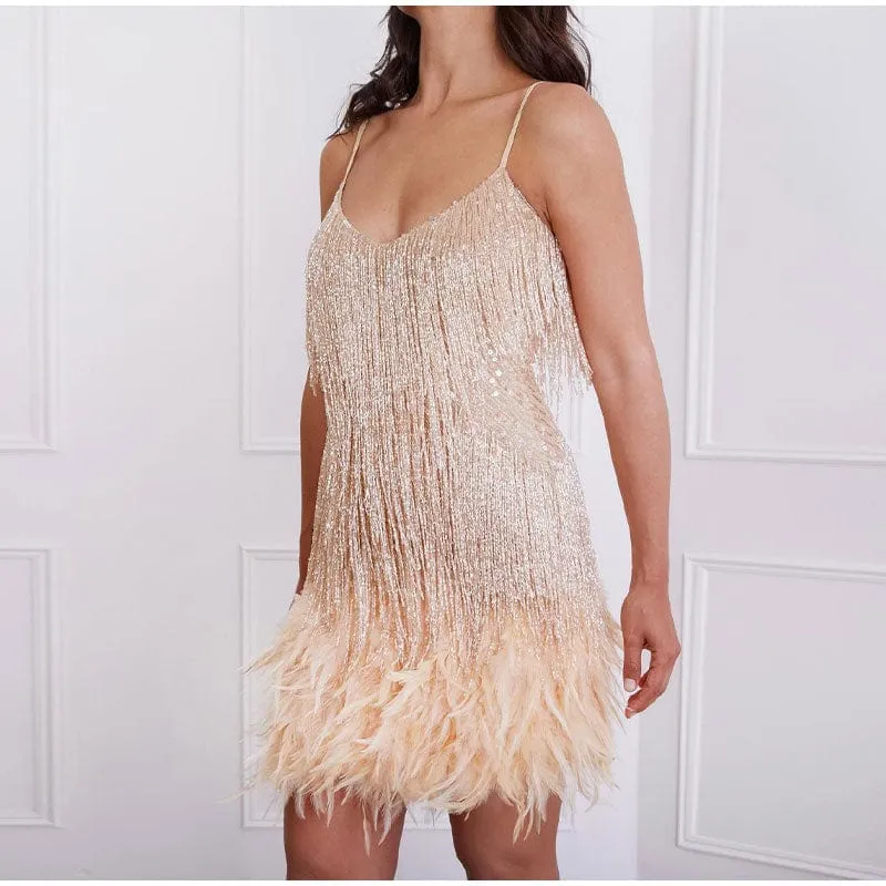 Robe de cocktail élégante avec sequins et plumes