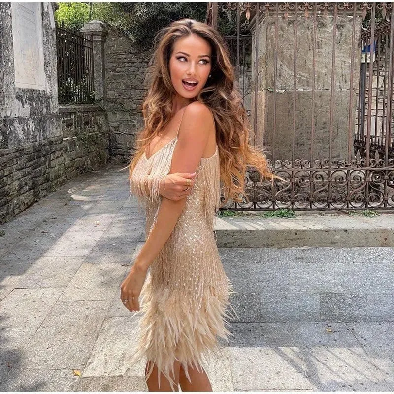 Robe de cocktail élégante avec sequins et plumes