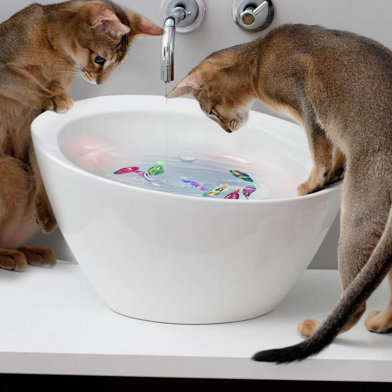 Creative Cat Fish Toys 8 paquetes con 32 pilas LR44 y 4 modos de natación LED robot de agua para gatos grandes y medianos y pequeños