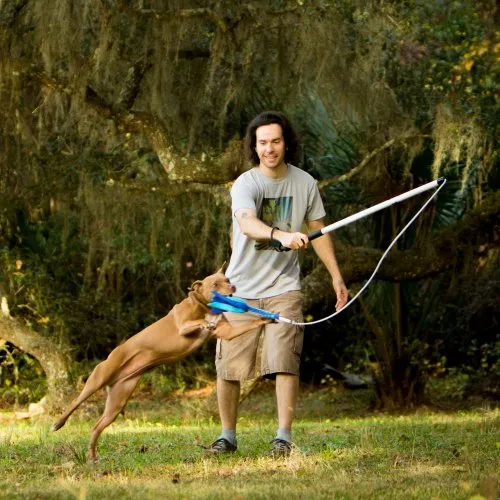 Squishy Face Studio Pole V2 con señuelo de forro polar trenzado – Juguete de perro duradero para divertido entrenamiento y ejercicio de obediencia