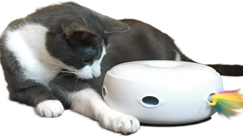PetFusion Ambush Juguete interactivo para gato con pluma giratoria electrónica. (Modos inteligentes, luz nocturna, pilas incluidas).