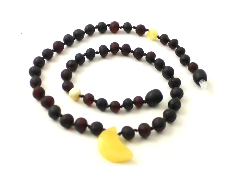 Collar de ámbar y cereza cruda con colgante en forma de luna