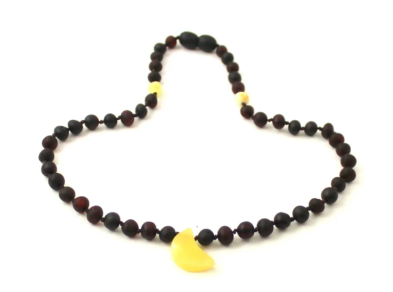 Collar de ámbar y cereza cruda con colgante en forma de luna