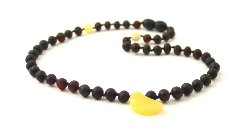 Collar de ámbar y cereza cruda con colgante en forma de luna