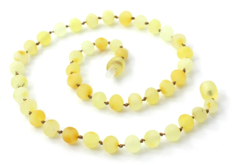 Collar infantil de ámbar báltico lechoso en bruto
