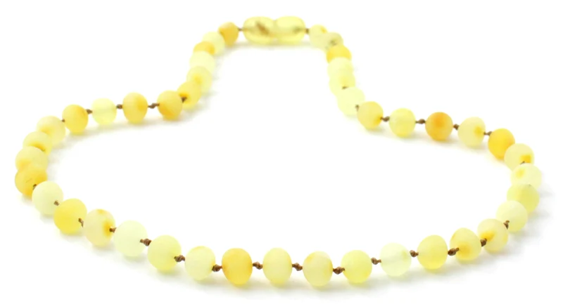 Collar infantil de ámbar báltico lechoso en bruto