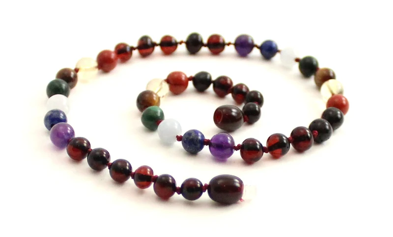 Collar Pulido de Cereza Ámbar con Piedras Preciosas de Chakra