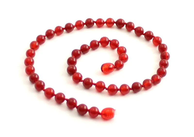 Collar rojo anudado con piedras preciosas de cornalina