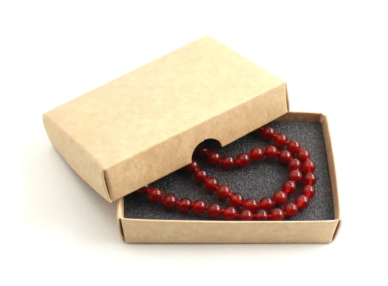 Collar rojo anudado con piedras preciosas de cornalina