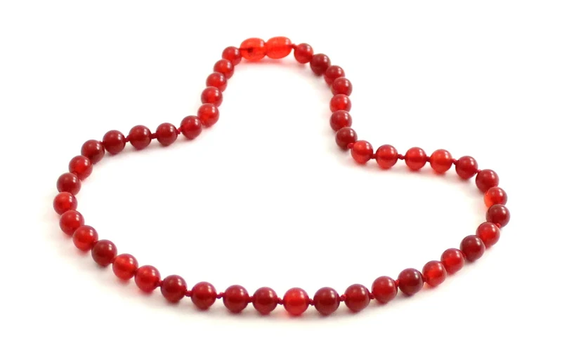 Collar rojo anudado con piedras preciosas de cornalina