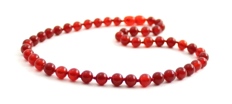 Collar rojo anudado con piedras preciosas de cornalina
