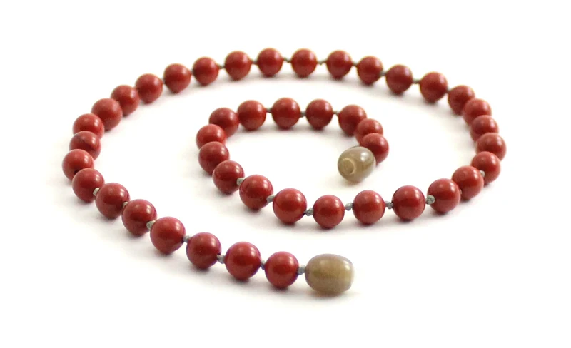 Collar rojo anudado con piedras preciosas de jaspe