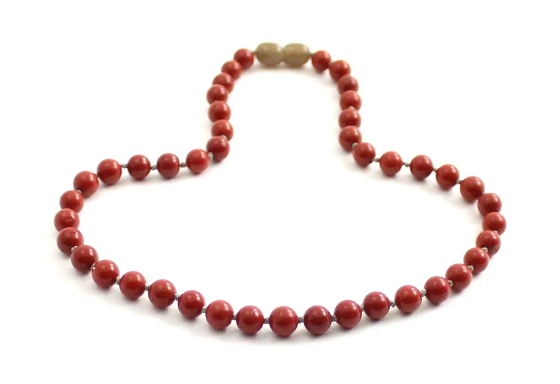 Collar rojo anudado con piedras preciosas de jaspe
