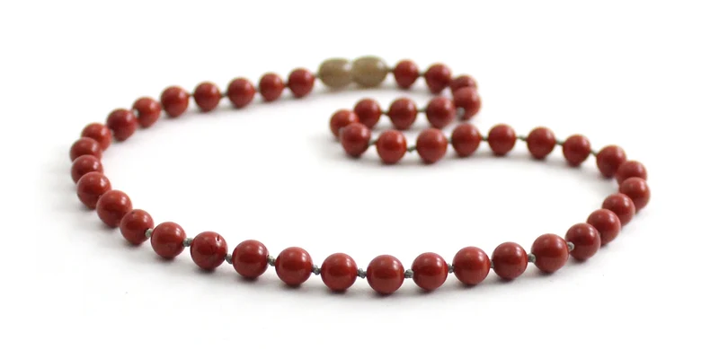 Collar rojo anudado con piedras preciosas de jaspe