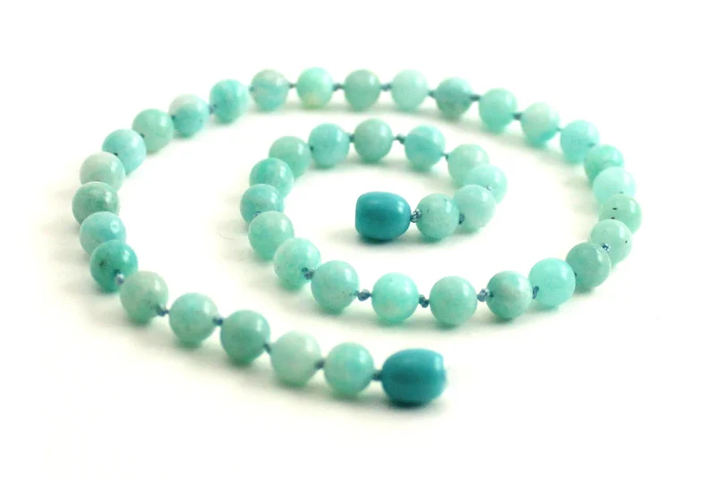 Collar anudado verde con piedras preciosas de Amazonita