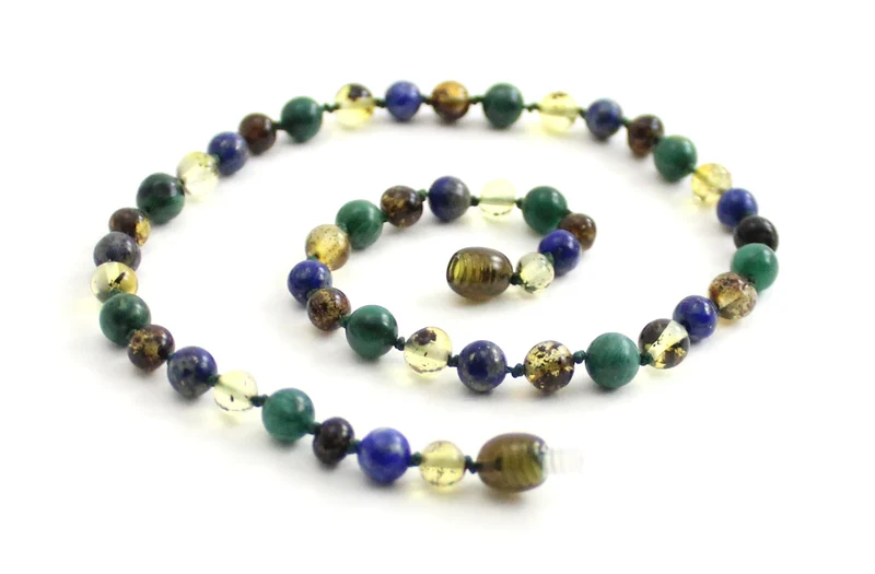 Collar de ámbar verde pulido, lapislázuli y jade