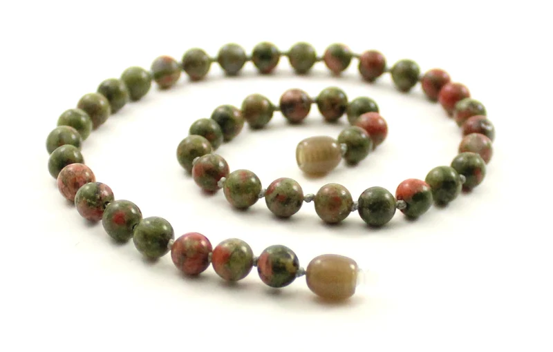 Collar verde anudado con piedras preciosas de Unakita