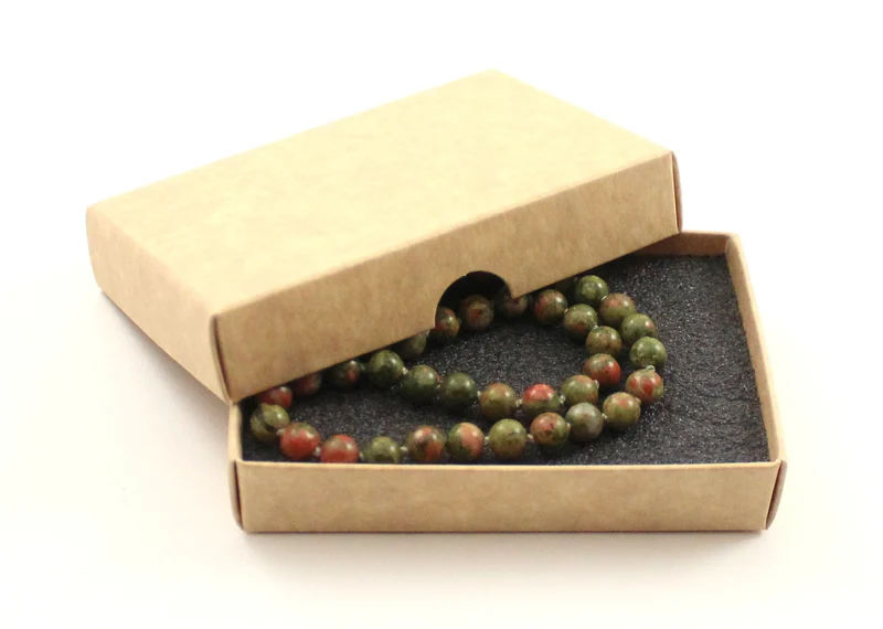 Collar verde anudado con piedras preciosas de Unakita