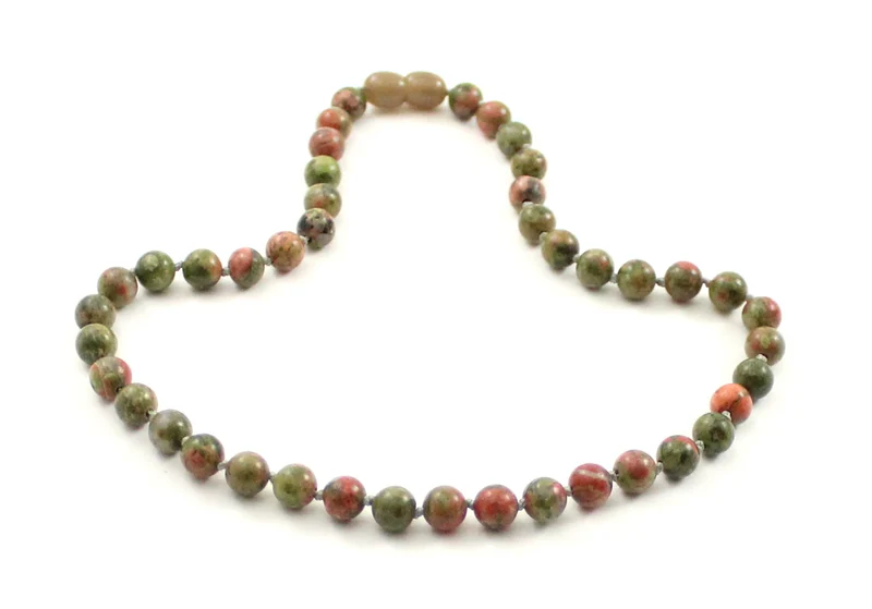 Collar verde anudado con piedras preciosas de Unakita