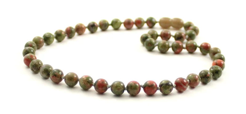 Collar verde anudado con piedras preciosas de Unakita