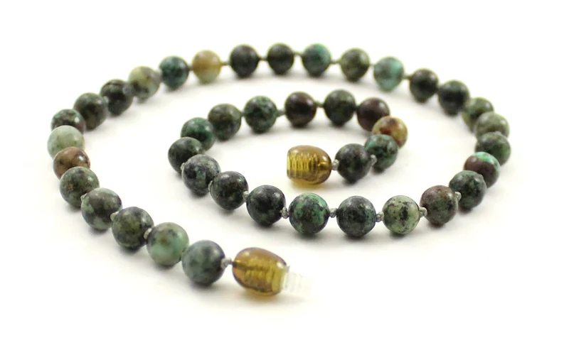 Collar anudado verde con piedras preciosas turquesa africana
